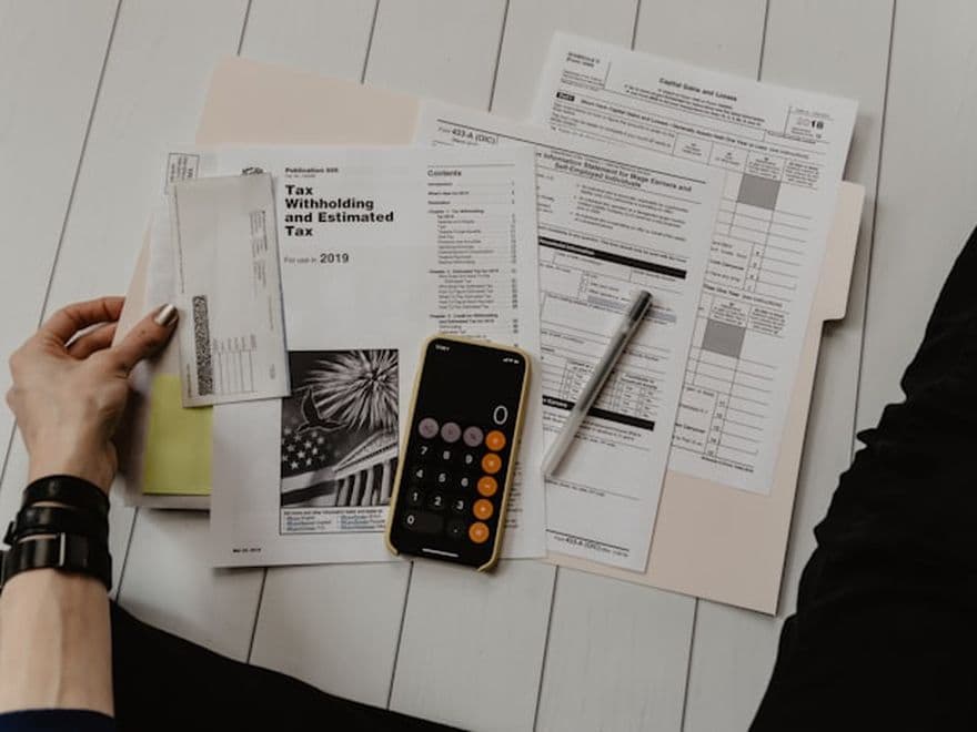 Calculatrice et documents comptables posés sur un bureau