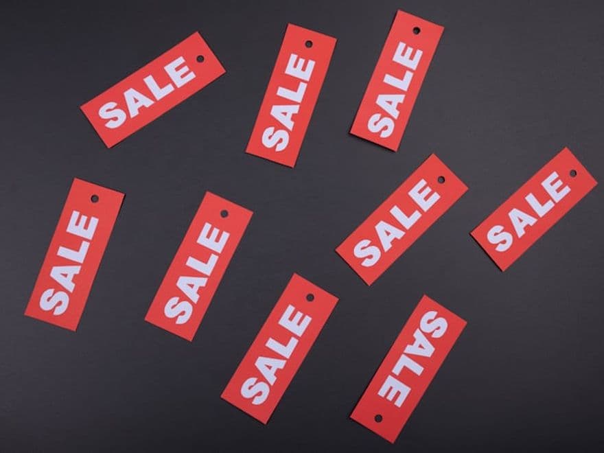 Étiquettes promotionnelles disposées sur un fond sombre