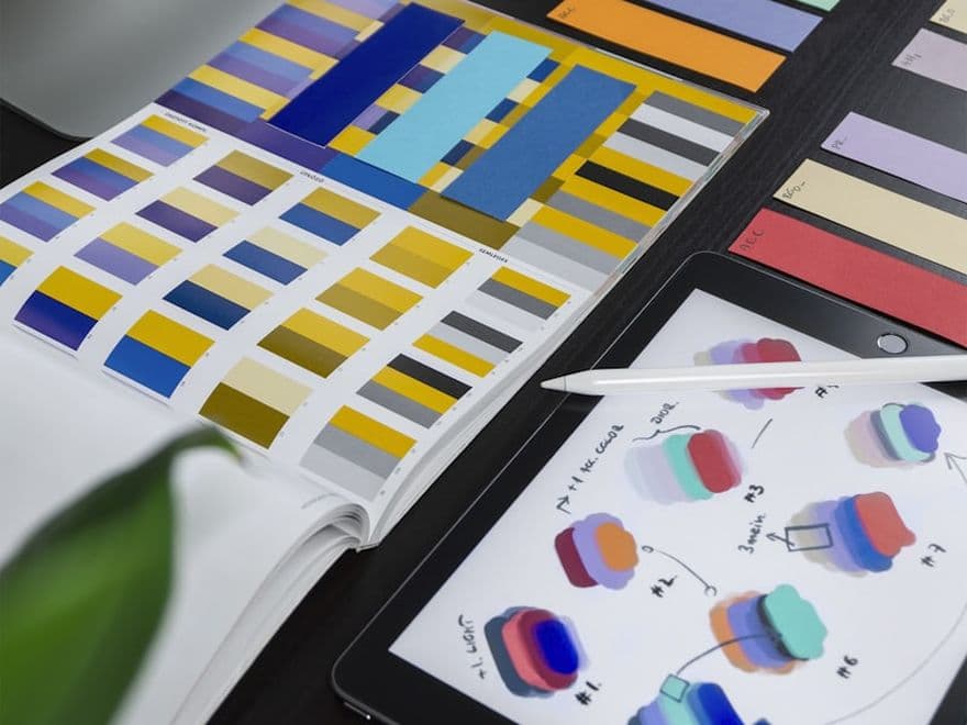 Nuancier de couleurs et échantillons graphiques posés sur une table