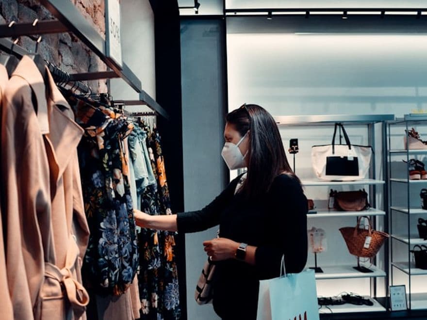 Cliente parcourant les rayons d'une boutique de prêt-à-porter