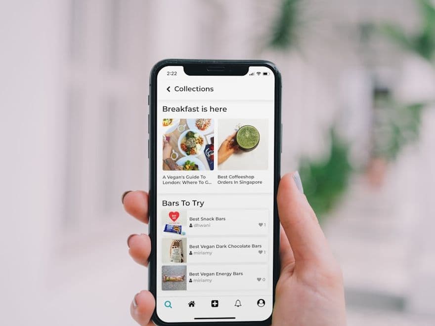 Client parcourant une boutique en ligne depuis son téléphone