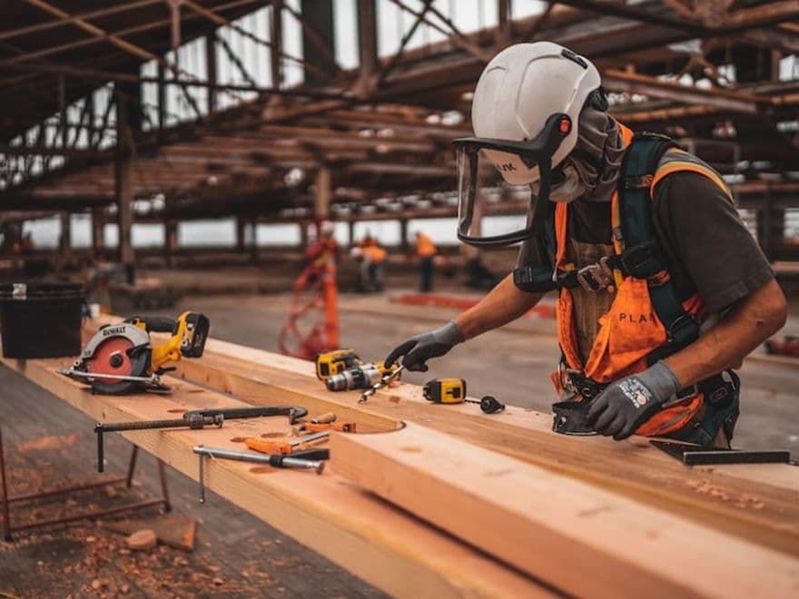 Artisan menuisier au travail sur un chantier
