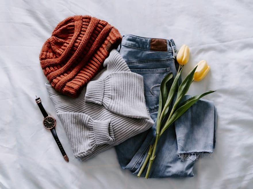 Vêtements et accessoires de qualité disposés à plat