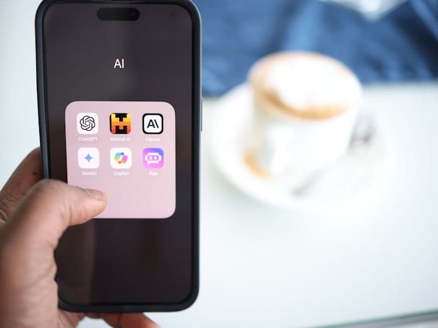 Téléphone affichant plusieurs applications d'intelligence artificielle