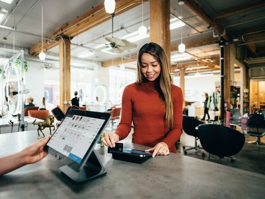 Commerçante utilisant une tablette dans son point de vente