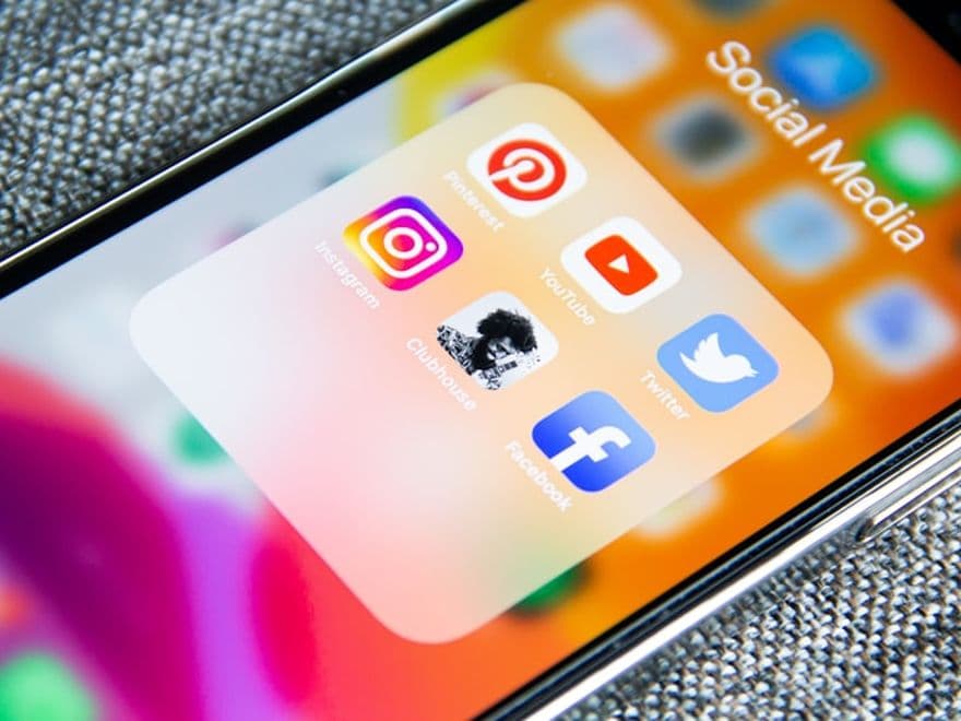 Dossier d'applications de réseaux sociaux sur un téléphone