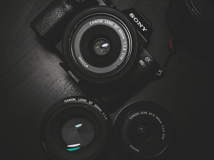 Appareil photo professionnel et objectifs disposés à plat