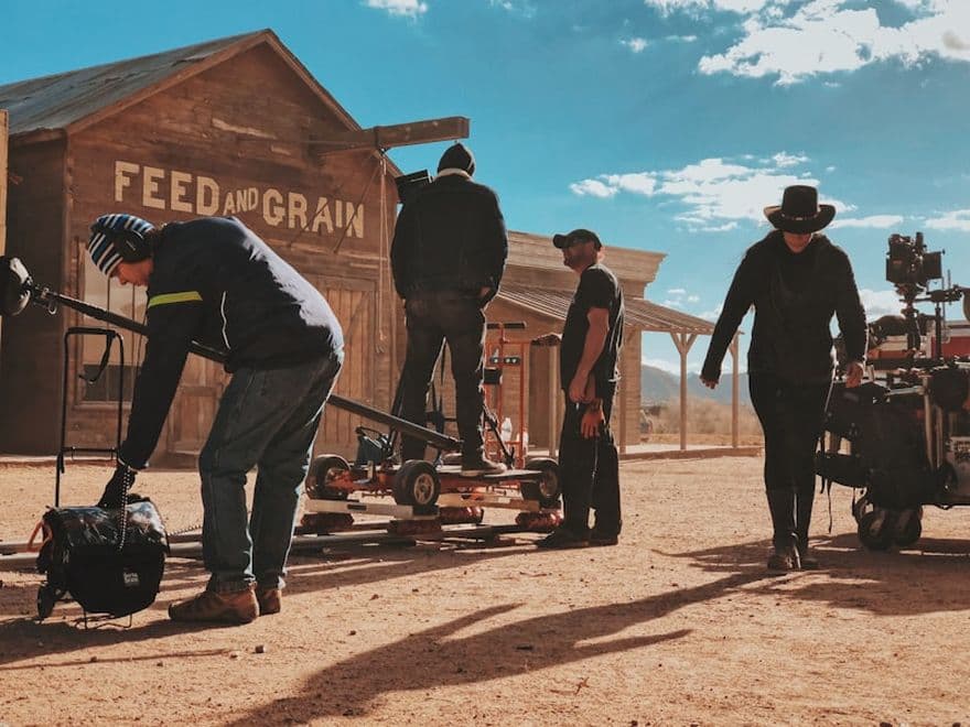 Équipe de tournage installant le matériel sur un lieu de prise de vue